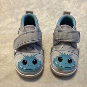 Ikiki yeti squeaker shoes